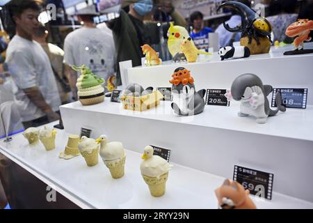 SHANGHAI, CHINE - 2 OCTOBRE 2023 - les visiteurs visitent le Wonder Festival 2022-2023 à Shanghai, Chine, le 2 octobre 2023. Après deux ans, le lar du monde Banque D'Images
