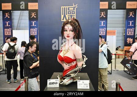 SHANGHAI, CHINE - 2 OCTOBRE 2023 - les visiteurs visitent le Wonder Festival 2022-2023 à Shanghai, Chine, le 2 octobre 2023. Après deux ans, le lar du monde Banque D'Images