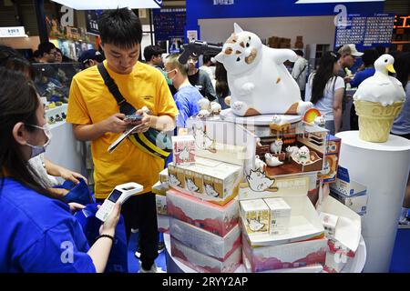 SHANGHAI, CHINE - 2 OCTOBRE 2023 - les visiteurs visitent le Wonder Festival 2022-2023 à Shanghai, Chine, le 2 octobre 2023. Après deux ans, le lar du monde Banque D'Images