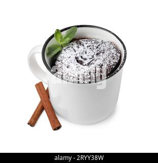 Savoureuse tarte mug au chocolat avec des bâtons de menthe et de cannelle isolés sur blanc. Recette de gâteau au micro-ondes Banque D'Images