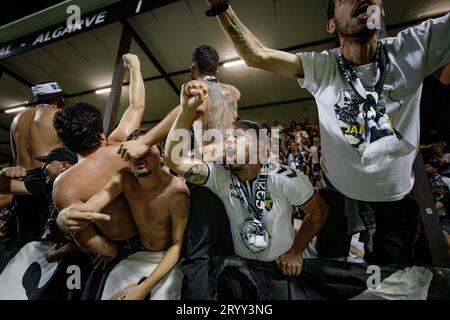 Fans lors du match de Liga Portugal BetClic 23/24 entre le SC Farense et le Sporting CP à l'Estadio de Sao Luis, Faro. (Maciej Rogowski) Banque D'Images