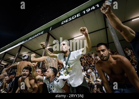 Fans lors du match de Liga Portugal BetClic 23/24 entre le SC Farense et le Sporting CP à l'Estadio de Sao Luis, Faro. (Maciej Rogowski) Banque D'Images