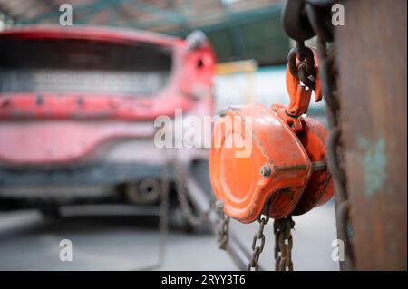 La voiture s'est écrasée si fort que la carrosserie s'est effondrée en distorsion. Un extracteur de carrosserie de voiture est nécessaire pour restaurer la carrosserie de voiture à elle Banque D'Images