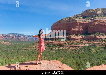 Voyage dans Devil's Bridge Trail, vue panoramique sur le paysage à Sedona, Arizona, États-Unis. Heureuse jeune femme sur le célèbre sentier i Banque D'Images