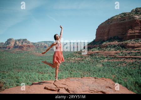 Voyage dans Devil's Bridge Trail, vue panoramique sur le paysage à Sedona, Arizona, États-Unis. Femme heureuse sur le célèbre sentier de Sedona. Photo de haute qualité Banque D'Images