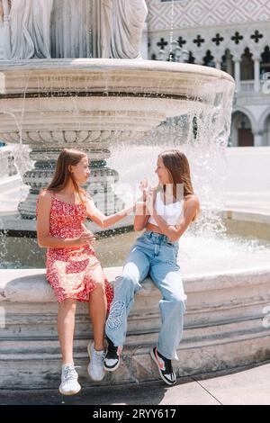 Belle jeune fille fond le célèbre hôtel à Las Vegas, debout dans la ville animée. Attraction touristique célèbre aux Etats-Unis sur va Banque D'Images