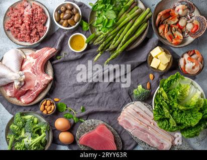 Des plats végétariens et de protéines animales, carb et sources de matières grasses. Glucides et faible régime cétogène. Arrière-plan de la nourriture saine avec copie espace Banque D'Images