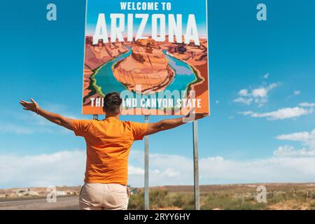 Bienvenue au panneau routier Arizona. Un grand panneau de bienvenue salue les voyages à Paje Canyon, Arizona, États-Unis Banque D'Images