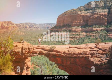 Voyage dans Devil's Bridge Trail, vue panoramique sur le paysage à Sedona, Arizona, États-Unis. Heureux jeune homme sur le célèbre sentier dans Banque D'Images