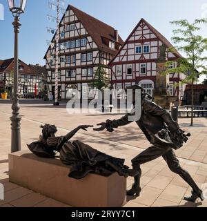 Sculpture de la Belle au bois dormant de Karin Bohrmann-Roth dans la vieille ville, Hofgeismar, Hesse, Allemagne, Europe Banque D'Images