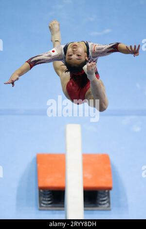 Anvers, Belgique. 2 octobre 2023. Kishi Rina, du Japon, participe à la balancier lors des qualifications féminines des Championnats du monde de gymnastique artistique 2023 à Anvers, Belgique, le 2 octobre 2023. Crédit : Zheng Huansong/Xinhua/Alamy Live News Banque D'Images