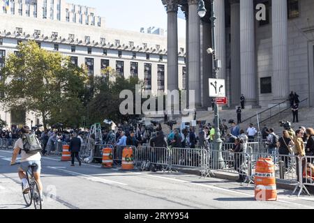 Les médias se rassemblent alors que les policiers prennent des mesures de sécurité avant l’arrivée de l’ancien président américain Donald Trump à la Cour suprême de l’État de New York pour l’ouverture du procès pour fraude civile contre lui à New York, aux États-Unis, le 02 octobre 2023. Le procès pour fraude civile du procureur général de New York Letitia James contre l'ancien président américain Donald Trump, l'organisation Trump et les membres de sa famille, les accusant d'avoir commis des fraudes et de participer à des activités commerciales illégales, a commencé. Crédit : Brazil photo Press/Alamy Live News Banque D'Images