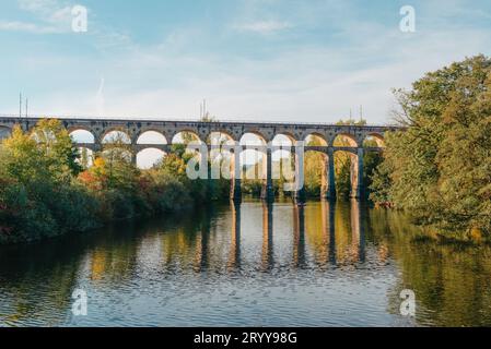 Pont ferroviaire avec rivière à Bietigheim-Bissingen, Allemagne. Automne. Viaduc ferroviaire sur la rivière Enz, construit en 1853 par Karl vo Banque D'Images