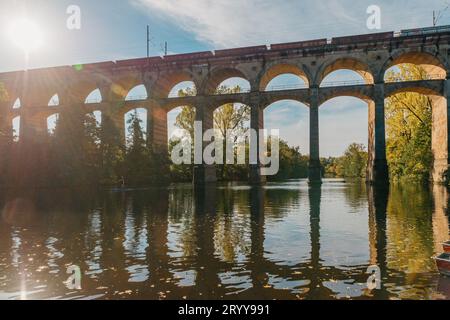 Pont ferroviaire avec rivière à Bietigheim-Bissingen, Allemagne. Automne. Viaduc ferroviaire sur la rivière Enz, construit en 1853 par Karl vo Banque D'Images