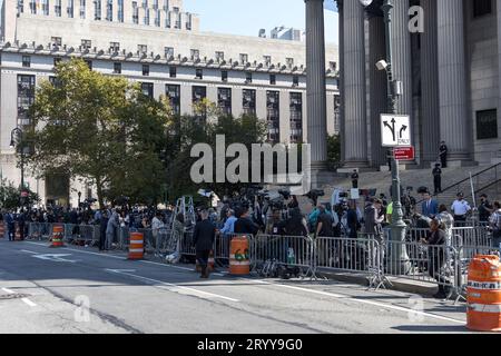 New York, NY, États-Unis. 2 octobre 2023. Les médias se rassemblent alors que les policiers prennent des mesures de sécurité avant l’arrivée de l’ancien président américain Donald Trump à la Cour suprême de l’État de New York pour l’ouverture du procès pour fraude civile contre lui à New York, aux États-Unis, le 02 octobre 2023. Le procès pour fraude civile du procureur général de New York Letitia James contre l'ancien président américain Donald Trump, l'organisation Trump et les membres de sa famille, les accusant d'avoir commis des fraudes et de participer à des activités commerciales illégales, a commencé. Crédit : ZUMA Press, Inc./Alamy Live News Banque D'Images