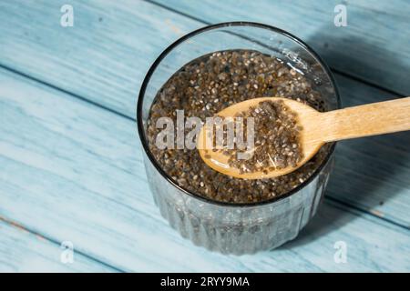 Préparer une boisson d'eau super-alimentaire riche en acides gras oméga 3. Verser de l'eau de coco. Ajout de graines de chia trempées et de citron détox bre Banque D'Images