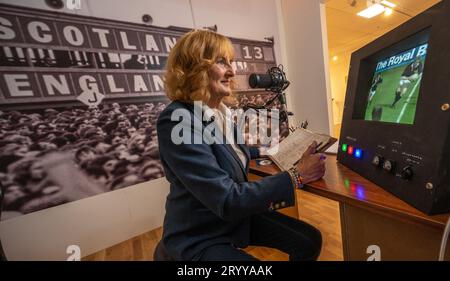 Hawick, Royaume-Uni. 02 octobre 2023. Fille de Bill McLaren, la voix du rugby, Linda Lawson photographiée aujourd'hui lors du lancement de la nouvelle exposition du centenaire de Bill McLaren au Hawick Museum dans les Scottish Borders, la ville natale de Bill. L'exposition raconte l'histoire de sa vie et de sa carrière avec des artefacts, des films et une cabine de commentaires interactive. L'exposition se déroule jusqu'au 27 novembre. Crédit photo : phil wilkinson/Alamy Live News Banque D'Images