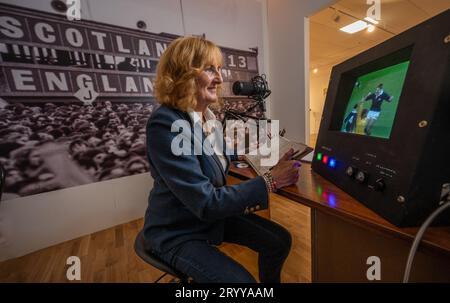 Hawick, Royaume-Uni. 02 octobre 2023. Fille de Bill McLaren, la voix du rugby, Linda Lawson photographiée aujourd'hui lors du lancement de la nouvelle exposition du centenaire de Bill McLaren au Hawick Museum dans les Scottish Borders, la ville natale de Bill. L'exposition raconte l'histoire de sa vie et de sa carrière avec des artefacts, des films et une cabine de commentaires interactive. L'exposition se déroule jusqu'au 27 novembre. Crédit photo : phil wilkinson/Alamy Live News Banque D'Images