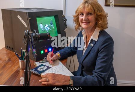 Hawick, Royaume-Uni. 02 octobre 2023. Fille de Bill McLaren, la voix du rugby, Linda Lawson photographiée aujourd'hui lors du lancement de la nouvelle exposition du centenaire de Bill McLaren au Hawick Museum dans les Scottish Borders, la ville natale de Bill. L'exposition raconte l'histoire de sa vie et de sa carrière avec des artefacts, des films et une cabine de commentaires interactive. L'exposition se déroule jusqu'au 27 novembre. Crédit photo : phil wilkinson/Alamy Live News Banque D'Images