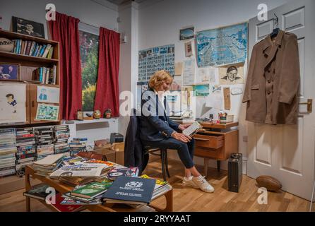 Hawick, Royaume-Uni. 02 octobre 2023. Fille de Bill McLaren, la voix du rugby, Linda Lawson photographiée aujourd'hui lors du lancement de la nouvelle exposition du centenaire de Bill McLaren au Hawick Museum dans les Scottish Borders, la ville natale de Bill. L'exposition raconte l'histoire de sa vie et de sa carrière avec des artefacts, des films et une cabine de commentaires interactive. Linda a photographié en regardant à travers des objets du bureau à domicile / étude de son père, qui a été recréé pour l'exposition. L'exposition se déroule jusqu'au 27 novembre. Crédit photo : phil wilkinson/Alamy Live News Banque D'Images