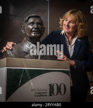 Hawick, Royaume-Uni. 02 octobre 2023. Fille de Bill McLaren, la voix du rugby, Linda Lawson photographiée aujourd'hui lors du lancement de la nouvelle exposition du centenaire de Bill McLaren au Hawick Museum dans les Scottish Borders, la ville natale de Bill. L'exposition raconte l'histoire de sa vie et de sa carrière avec des artefacts, des films et une cabine de commentaires interactive. L'exposition se déroule jusqu'au 27 novembre. Crédit photo : phil wilkinson/Alamy Live News Banque D'Images