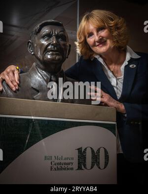 Hawick, Royaume-Uni. 02 octobre 2023. Fille de Bill McLaren, la voix du rugby, Linda Lawson photographiée aujourd'hui lors du lancement de la nouvelle exposition du centenaire de Bill McLaren au Hawick Museum dans les Scottish Borders, la ville natale de Bill. L'exposition raconte l'histoire de sa vie et de sa carrière avec des artefacts, des films et une cabine de commentaires interactive. L'exposition se déroule jusqu'au 27 novembre. Crédit photo : phil wilkinson/Alamy Live News Banque D'Images