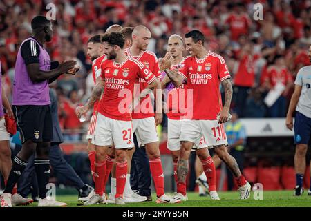 Les joueurs de Benfica célèbrent après avoir remporté un match en Liga Portugal BetClic 23/24 entre le SL Benfica et le FC Porto à l'Estadio Da Luz, Lisbonne. ( Banque D'Images