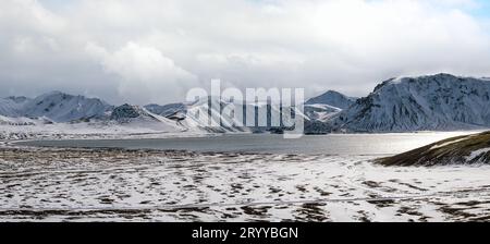 Changement de saison dans les hauts plateaux islandais. Montagnes colorées de Landmannalaugar sous la neige en automne. Lac Frostastastadavatn a Banque D'Images