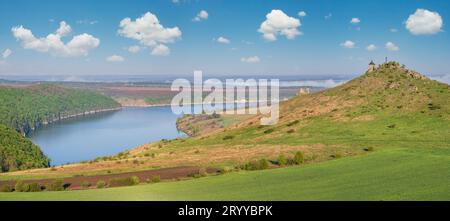 Ukraine sans agression russe. Vue imprenable sur le Dnister River Canyon avec ses rochers, ses champs et ses fleurs pittoresques. THI Banque D'Images