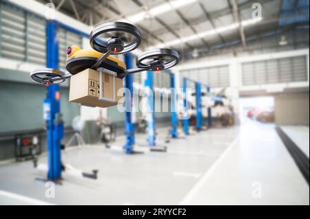 Drone de livraison de pièces de rechange au stockage de garage dans le principal centre de service de voiture automobile pour la livraison de composants mécaniques d'expédition Banque D'Images