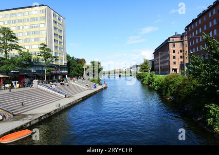 Canal de Rörsjö autour de la vieille ville de Malmö, Suède. Banque D'Images