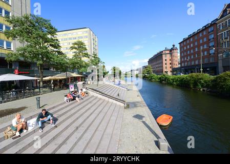 Canal de Rörsjö autour de la vieille ville de Malmö, Suède. Banque D'Images