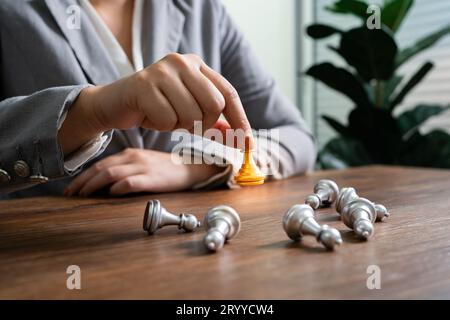 Concept de victoire de leadership d'échecs avec goldÂ vainqueur stand alone avec des pièces d'échecs en argent déchues King gagne le jeu décision et Banque D'Images