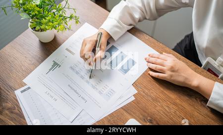 Vérificateur ou l'Internal Revenue Service du personnel, les femmes d'affaires contrôle de comptes annuels d'entreprise. Concept de vérification. Banque D'Images