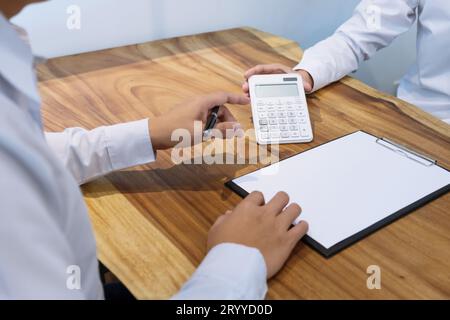 Les gens d'affaires signant le contrat faisant affaire avec le concept d'agent immobilier pour le consultant et l'assurance habitation investissement immobilier Banque D'Images