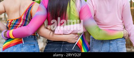 Heureux amis LGBTQ transgenre asiatique femme LGBTQIA se tenant dans la fête d'été. concept d'amitié Banque D'Images