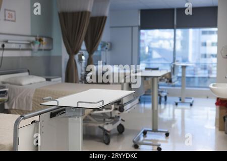 Vue générale de la chambre des patients avec lits et équipement médical à l'hôpital Banque D'Images
