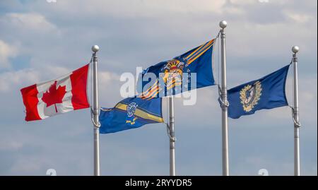 Calgary, Alberta, Canada. 25 juillet 2023. Drapeaux de la police, des pompiers et des services de santé d'urgence avec un drapeau canadien pendant un Banque D'Images