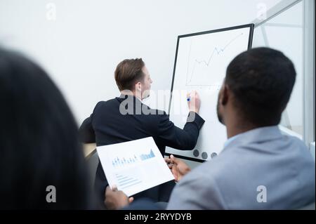 Hommes d'affaires avec une réunion de la nouvelle équipe de gestion avec des commentaires d'information trouvant des conclusions communes Banque D'Images