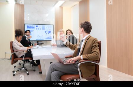 Portrait de jeunes entrepreneurs prennent avec enthousiasme leurs idées et partagent leurs perspectives. Dans la salle de réunion d'une Inte Banque D'Images