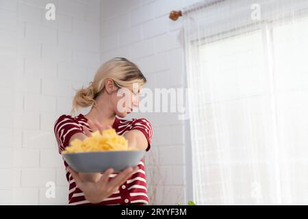 Les jeunes femmes pensent que les frites sont un aliment qui a très peu d'avantages nutritionnels. Au contraire, il est nocif pour la santé Banque D'Images