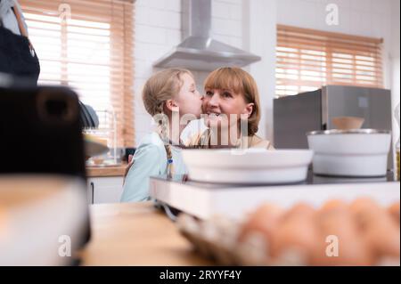 Les grands-parents avec leurs petits-enfants et leurs enfants se réunissent dans la cuisine pour préparer le dîner de la journée. Banque D'Images