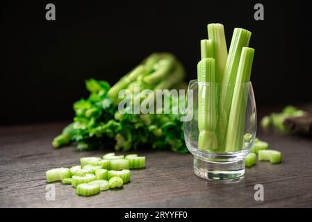 Bouquet de tige de céleri frais sur une table en bois avec des feuilles préparées pour faire du jus. Nourriture et ingrédients de légumes sains. F Banque D'Images