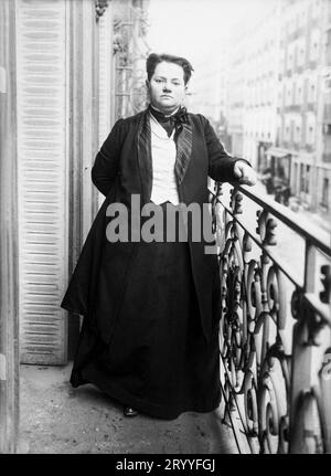 1910 , 22 mars , Paris , FRANCE : femme politique féministe française, suffragette, militante pour les droits civiques, avorteuse et femme Docteur MADELEINE PELLETIER ( 1874 - 1939 ). Photo à l'époque où elle a proposé d'être candidate aux élections législatives et municipales à Paris mais les instances dirigeantes lui ont assigné un arrondissement qui était impossible à gagner. Même si son résultat est supérieur à celui du candidat socialiste précédent, elle est sévèrement battue lors de ces élections. Photo de agencia ROLL , photographe inconnu . - SUFFRAGIO UNIVERSALE - SUFFRAGETTA - FRANCIA - SFFRA Banque D'Images