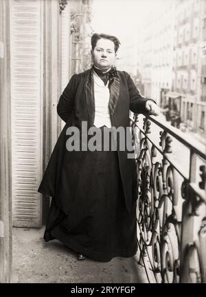 1910 , 22 mars , Paris , FRANCE : femme politique féministe française, suffragette, militante pour les droits civiques, avorteuse et femme Docteur MADELEINE PELLETIER ( 1874 - 1939 ). Photo à l'époque où elle a proposé d'être candidate aux élections législatives et municipales à Paris mais les instances dirigeantes lui ont assigné un arrondissement qui était impossible à gagner. Même si son résultat est supérieur à celui du candidat socialiste précédent, elle est sévèrement battue lors de ces élections. Photo de agencia ROLL , photographe inconnu . - SUFFRAGIO UNIVERSALE - SUFFRAGETTA - FRANCIA - SFFRA Banque D'Images