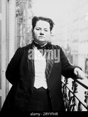 1910 , 22 mars , Paris , FRANCE : femme politique féministe française, suffragette, militante pour les droits civiques, avorteuse et femme Docteur MADELEINE PELLETIER ( 1874 - 1939 ). Photo à l'époque où elle a proposé d'être candidate aux élections législatives et municipales à Paris mais les instances dirigeantes lui ont assigné un arrondissement qui était impossible à gagner. Même si son résultat est supérieur à celui du candidat socialiste précédent, elle est sévèrement battue lors de ces élections. Photo de agencia ROLL , photographe inconnu . - SUFFRAGIO UNIVERSALE - SUFFRAGETTA - FRANCIA - SFFRA Banque D'Images