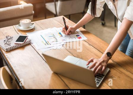 Femme d'affaires écrivant à la main des données de rapport de synthèse. Marketing et concept de propriété d'entreprise. Concept de personnes et de modes de vie. Busines Banque D'Images