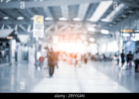 Fond flou du terminal de l'aéroport et de la salle de convention avec des gens de foule. Elément lumineux orange. Affaires et voyages Banque D'Images