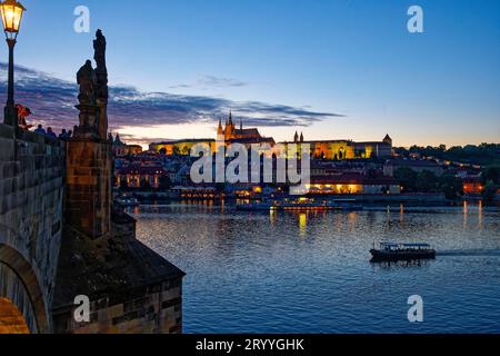 Vue de la rivière Vltava à Hradcany avec le château de Prague, St. Cathédrale de Vitus et pont Charles, ambiance nocturne, Prague, République tchèque Banque D'Images