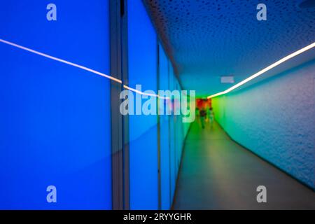 Passerelle souterraine illuminée dans la ville de Thoune, Oberland bernois, canton de Berne, Suisse Banque D'Images
